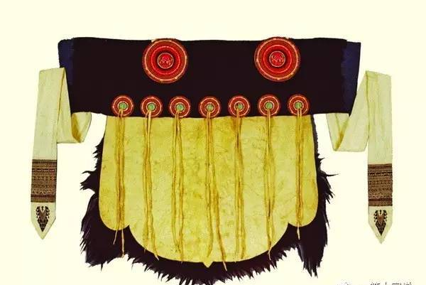 “披星戴月”——纳西族服饰