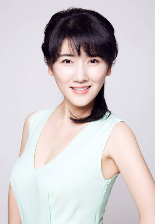 演员陈虹池，她就像一朵水莲，始终保持着自己的纯净与甜美！