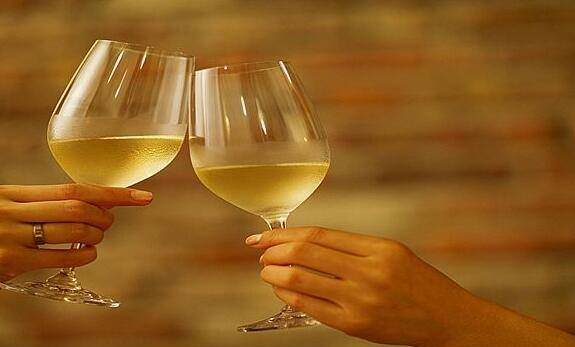 白葡萄酒怎么喝最好？干白葡萄酒有什么功效？