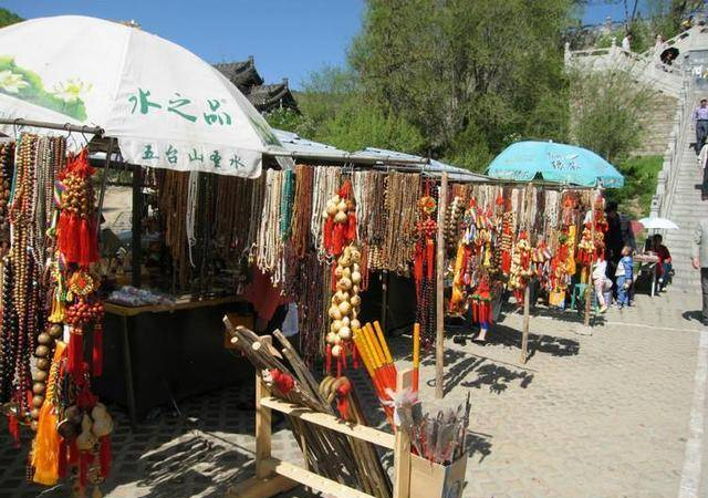 热火朝天的“寺庙经济”，也该消停消停了