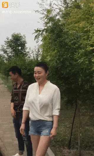 赵本山最美女弟子关婷娜拍新戏！身材已发福！腿白得发光！