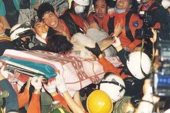 23年前，韩国三丰百货店倒塌 502人不幸遇难