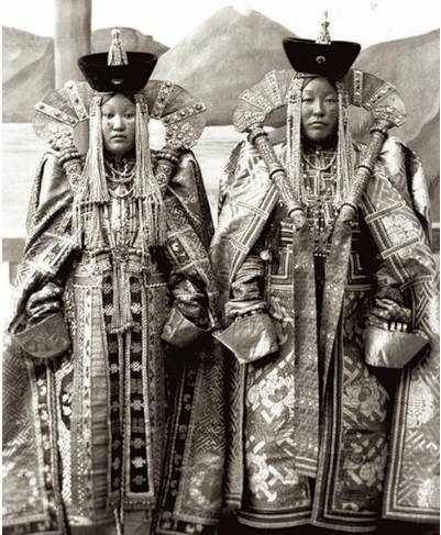 清末蒙古贵族老照片,衣着华丽,头饰霸气,最后三位为蒙古王爷!