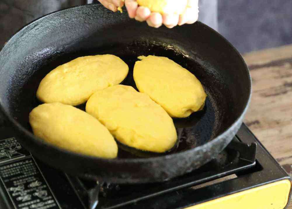 东北大饼子 吃东北铁锅炖，铁锅里贴的大饼子，是纯粗粮吗？“真相”曝光！