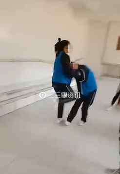 志丹县高级中学 志丹县中学一女生被同学拉进男厕所殴打，揪扯头发、膝盖顶……