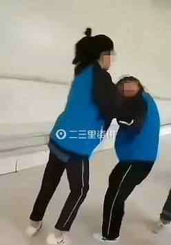 志丹县高级中学 志丹县中学一女生被同学拉进男厕所殴打，揪扯头发、膝盖顶……