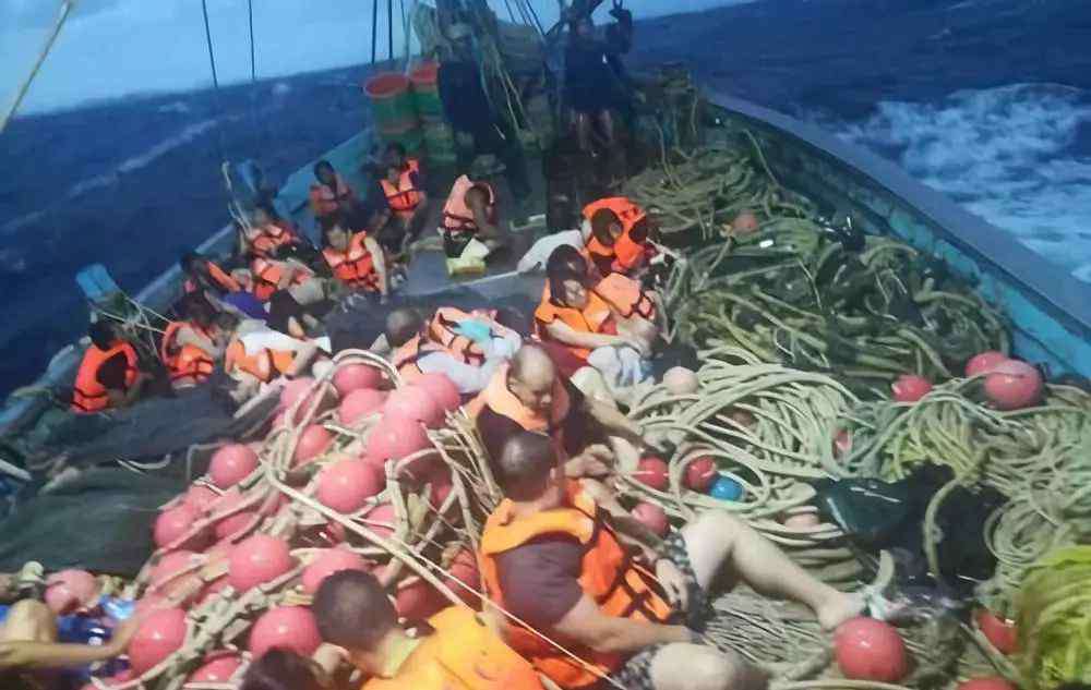 普吉岛翻船 揪心 | 1名中国游客在泰国普吉府翻船事故中身亡，仍有49人失踪！