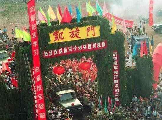 1998年抗洪 98年抗洪解放军撤离九江，一个战士泪流满面