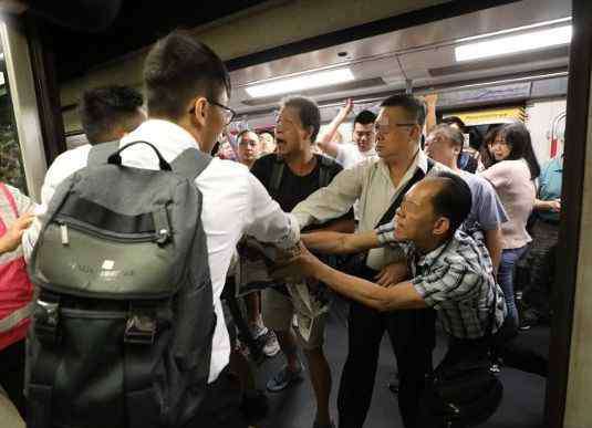 香港地铁骂战 香港混乱48小时：暴徒殴市民、阻地铁、吓孕妇、炸警察