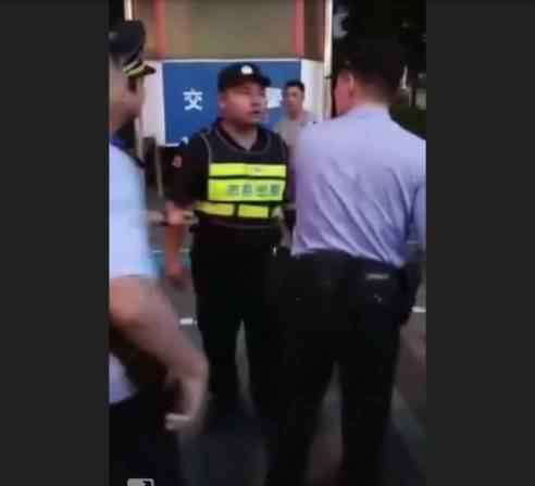城管制服 深圳一城管与警察嚣张对峙，怒喊：我是城管！被制服后委屈大哭