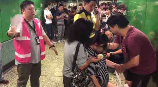 香港地铁骂战 香港混乱48小时：暴徒殴市民、阻地铁、吓孕妇、炸警察