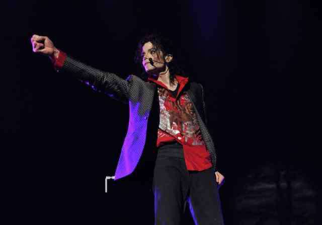 迈克尔杰克逊演唱会死人 迈克杰克逊“极限巅峰”演唱会，50万人亲临现场，太激动死了23个