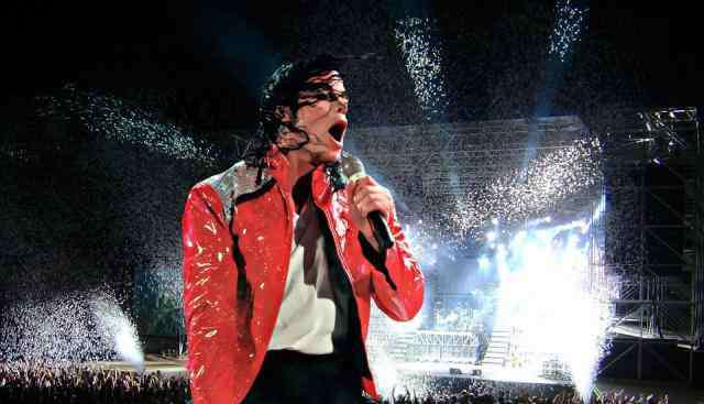 迈克尔杰克逊演唱会死人 迈克杰克逊“极限巅峰”演唱会，50万人亲临现场，太激动死了23个