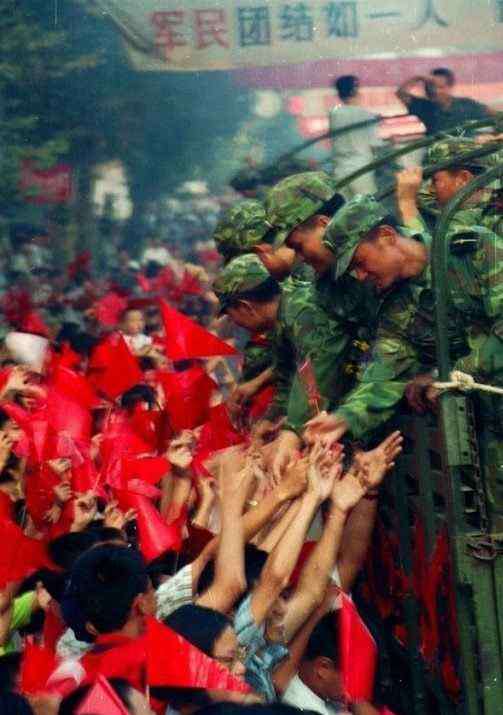 1998年抗洪 98年抗洪解放军撤离九江，一个战士泪流满面