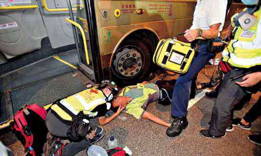 香港地铁骂战 香港混乱48小时：暴徒殴市民、阻地铁、吓孕妇、炸警察