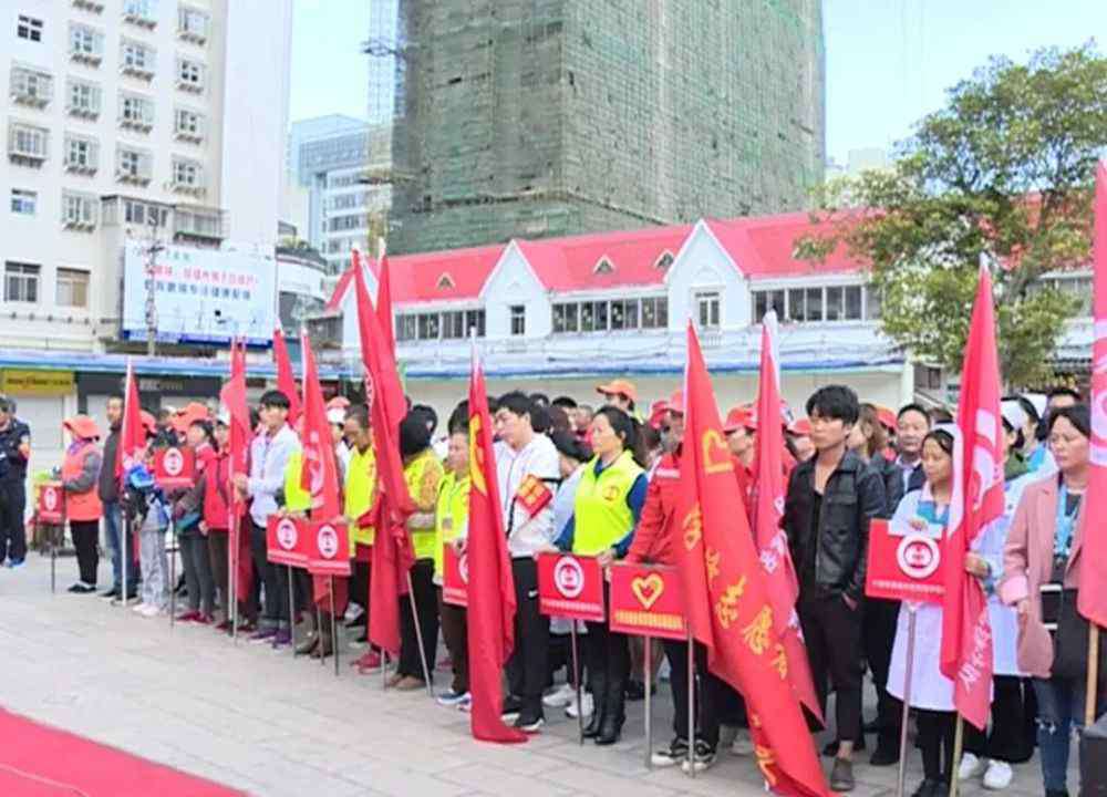 个旧三中 我市举行弘扬“雷锋精神”为民服务公益活动