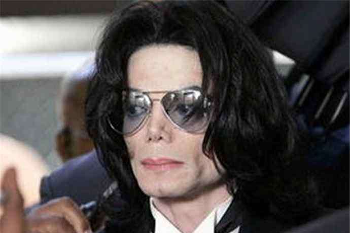 迈克杰克逊的皮肤 迈克尔杰克逊为什么整容 最初是黑皮肤怎么变白了