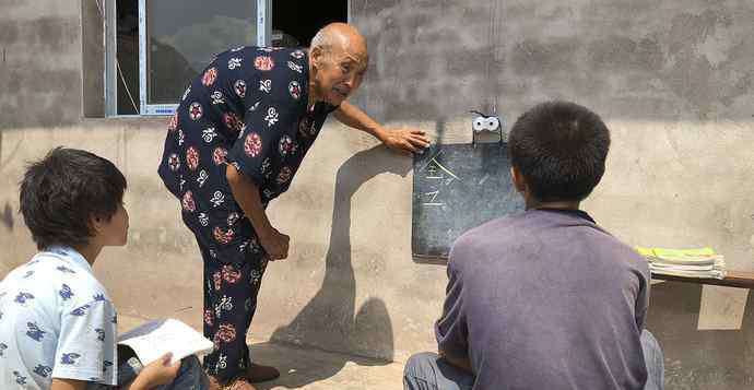 万里长江横渡下一句 80岁残疾老人顶40度高温背着书包，单程5小时，到底去做什么？