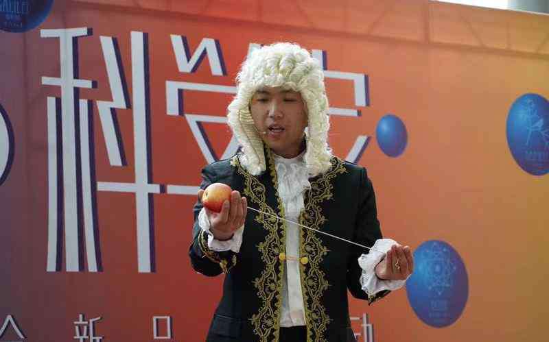 牛顿生日 2019年元旦，上海市民与牛顿一起过“科普生日”
