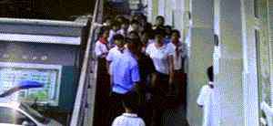 上海交警打人最新视频 交警校内打教师被拘 视频回放当时冲突过程gif动图