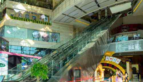 自动扶梯图片 上海现50米扶梯 横跨四层自动扶梯全国少见（图）
