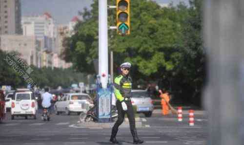 重庆最帅交警 最帅交警一夜成网红 潍坊交警栋栋帅气照片曝光