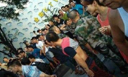 广州三元里数百人聚集 与执法人员对峙4