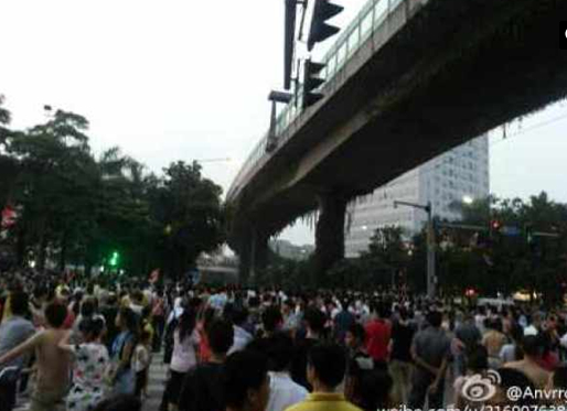 广州三元里数百人聚集 与执法人员对峙