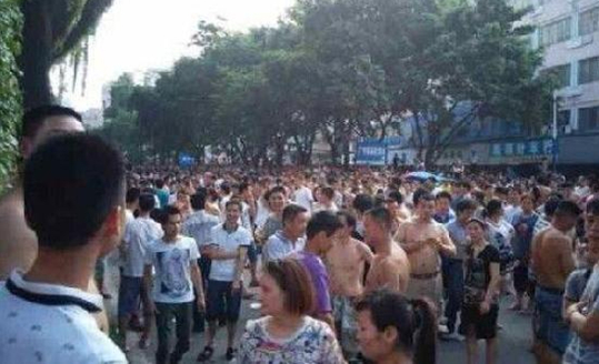 广州三元里数百人聚集 与执法人员对峙3