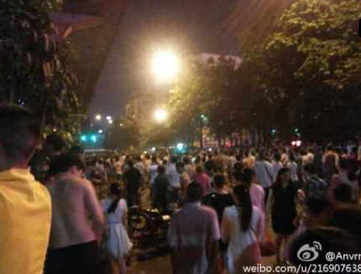 广州三元里数百人聚集 与执法人员对峙2