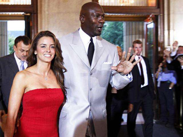 科比的妻子 NBA球星妻子谁颜值最高？看看詹姆斯和科比的妻子，长相太出众