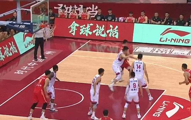 张永鹏 重伤归来的邹雨宸一人打爆对手三大内线，中国男篮内线硬汉回来了