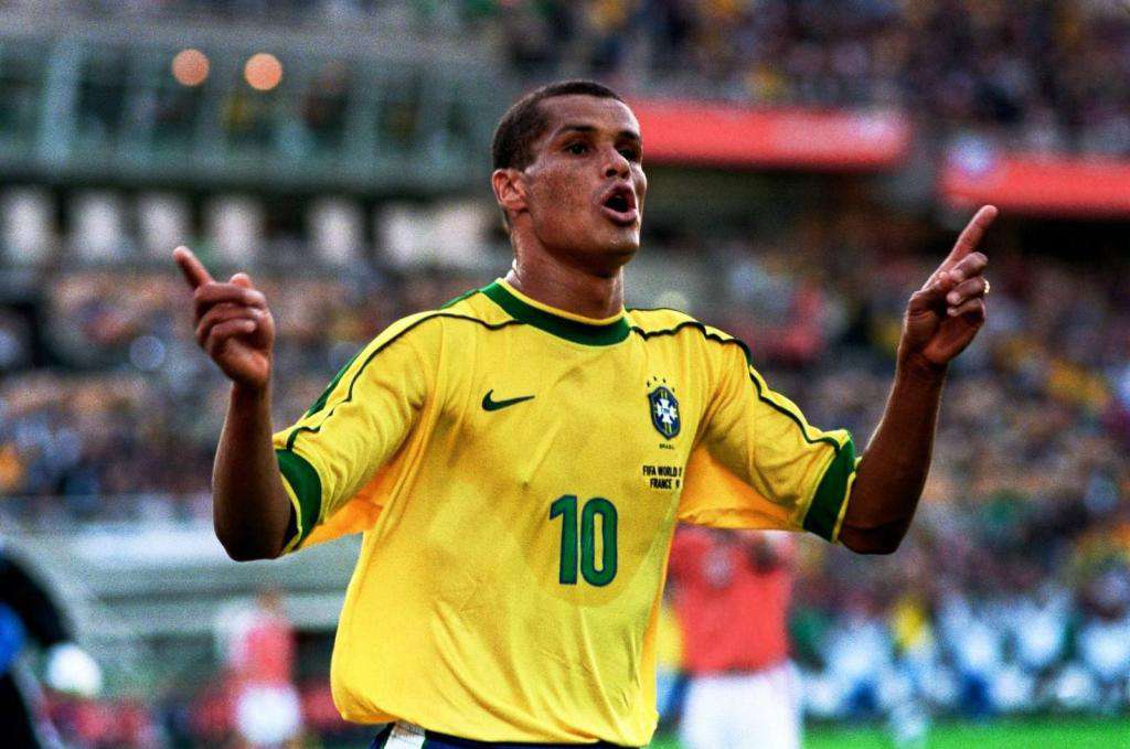 天下足球里瓦尔多 原创 资深记者认为，里瓦尔多是新世纪巴西队最佳10号，卡卡缺乏创造力