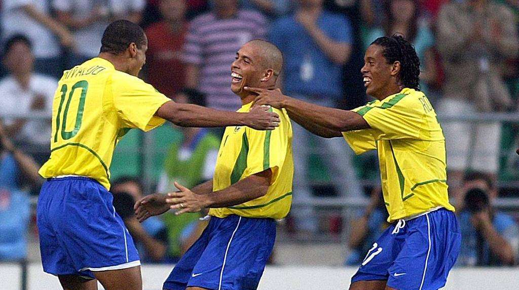 天下足球里瓦尔多 原创 资深记者认为，里瓦尔多是新世纪巴西队最佳10号，卡卡缺乏创造力