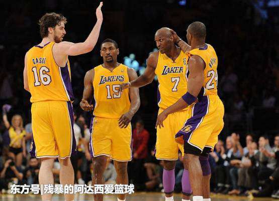 邓肯笑吃t NBA历史最奇葩的判罚,邓肯偷笑都是小事儿,抬胳膊就给T