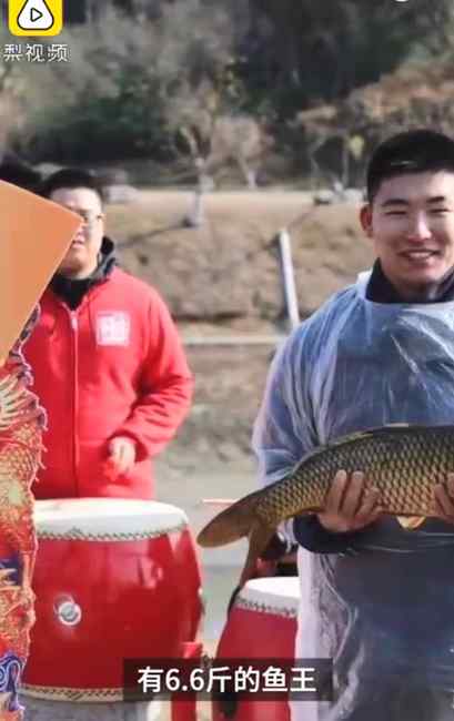 高校捞400斤鱼为师生做全鱼宴 学生抱鱼王“跃龙门” 网友羡慕！