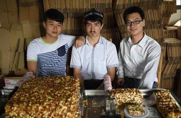 天价切糕事件 维族大学生湖南创业被誉“切糕王子”