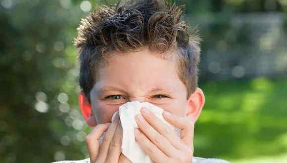 打喷嚏流鼻涕是鼻炎吗 打喷嚏、流鼻涕不断，究竟是感冒还是过敏性鼻炎