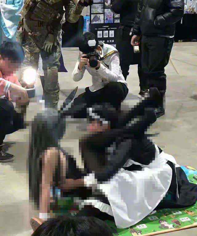 哈尔滨漫展不雅拍照涉事女子：无义务向任何人道歉 网友吵起来了