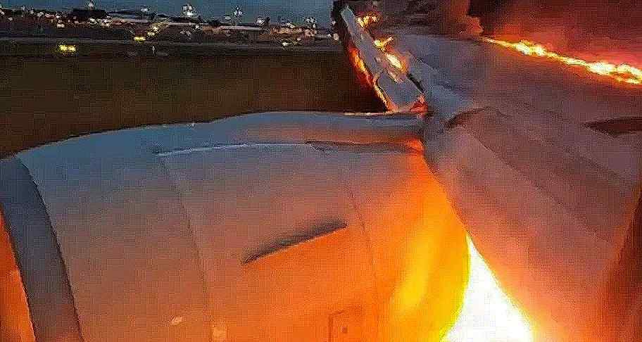 一架飞机起飞时乘客开心拍视频 结果意外拍到一幕当场吓到手抖