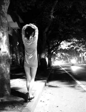女子上海闹市裸拍 上海女子就街头掀裙裸拍致歉 专家称其低俗至极