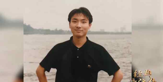 康辉说和21岁最大差别是脸的宽度 看到他年轻的照片 网友信了！