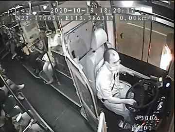 广州公交爆炸 视频吓人！行驶途中公交车上手机突然爆燃！