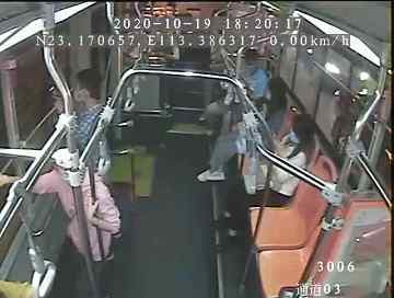广州公交爆炸 视频吓人！行驶途中公交车上手机突然爆燃！