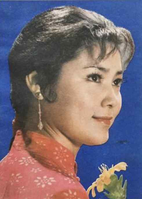 演员姜黎黎 八十年代轰动全国的《红牡丹》，主演姜黎黎与女主角性格恰恰相反