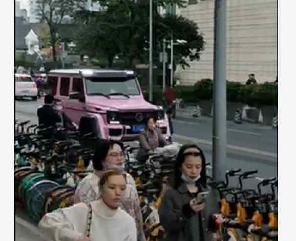 芭比粉 广东出现“芭比粉”奔驰大G，挂80万车牌，副驾驶美女亮了