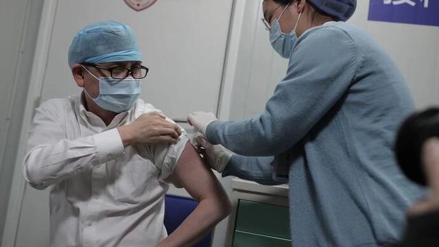 张文宏接种第二剂新冠疫苗 打完同样需要坚持防护 事件详细经过！