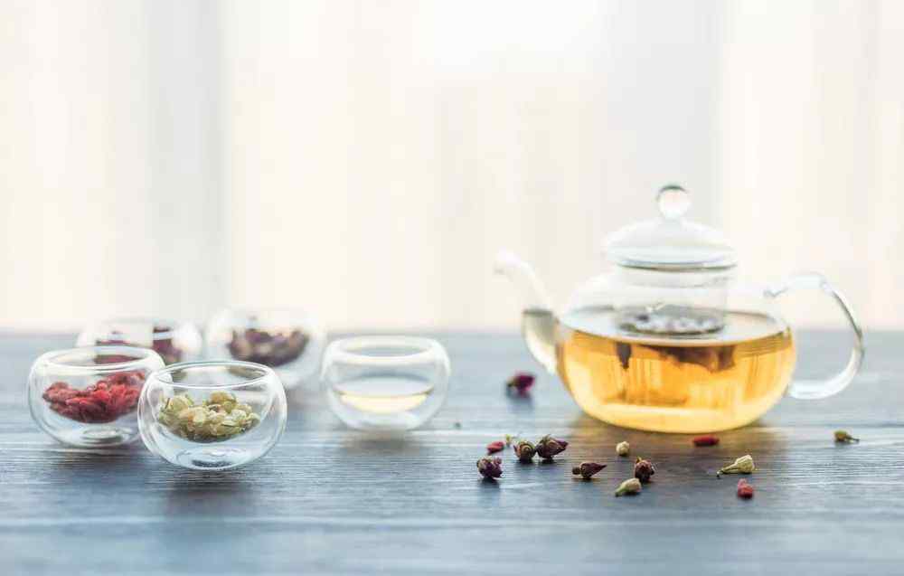 菊花金银花枸杞茶的副作用 枸杞、菊花、金银花……养生茶不能乱喝，喝错竟然伤身体！