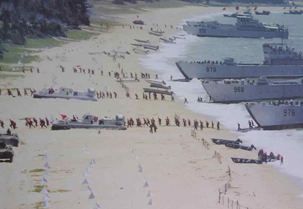 96年台海危机 1996年台海危机尴尬状况，由于火力不足，坦克大炮都被拉上船