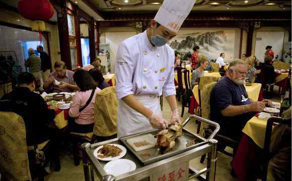 北京全聚德烤鸭价格 北京全聚德“顶不住了”宣布取消服务费，全面下调产品价格！
